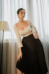 Jupe plissée asymétrique en soie avec détails drapés superposés et ourlet midi fluide